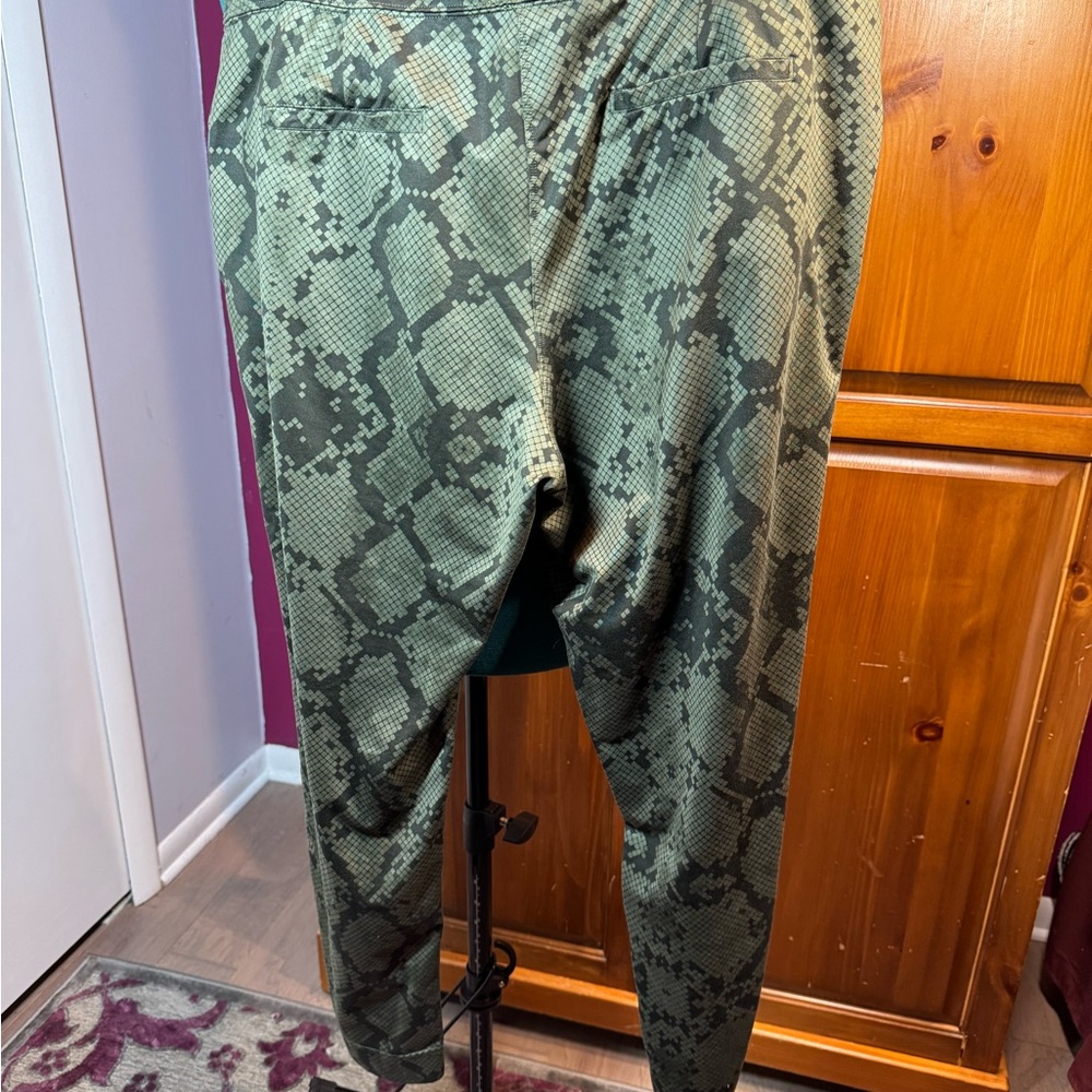 Lululemon Jet Crop Slim Pants - Size 12 - Picture 9 of 16